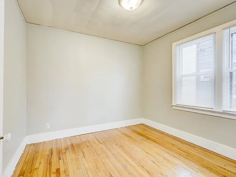 338 E Webster Ave — Photo 17