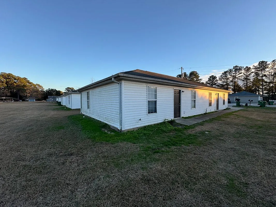 2 bed, 1.0 bath, 798 sqft, $925 — Photo 2