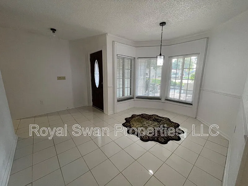 3 bed, 2.0 bath, 1942 sqft, $1,950 — Photo 3