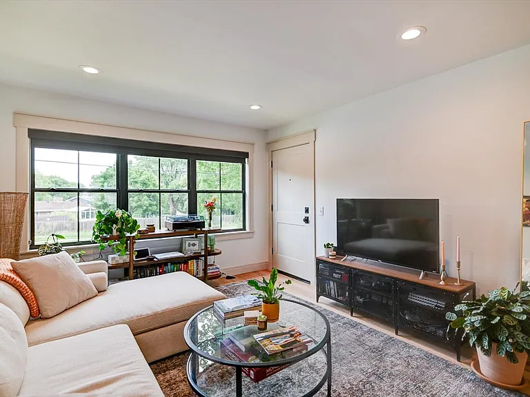 401 Presidential Ln #3 — Photo 4