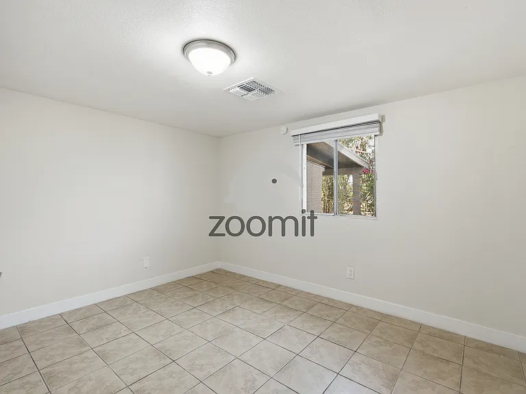 920 E 4th St — Photo 15