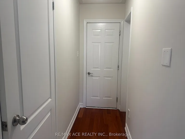7 Glacier Cres #BASEMENT — Photo 3