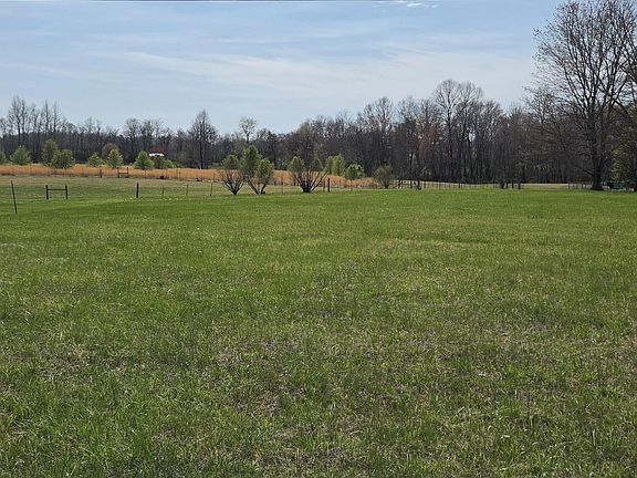 2nd image of 195 NW Ray Cem Rd