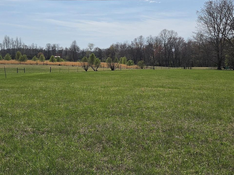 2nd image of 195 NW Ray Cem Rd