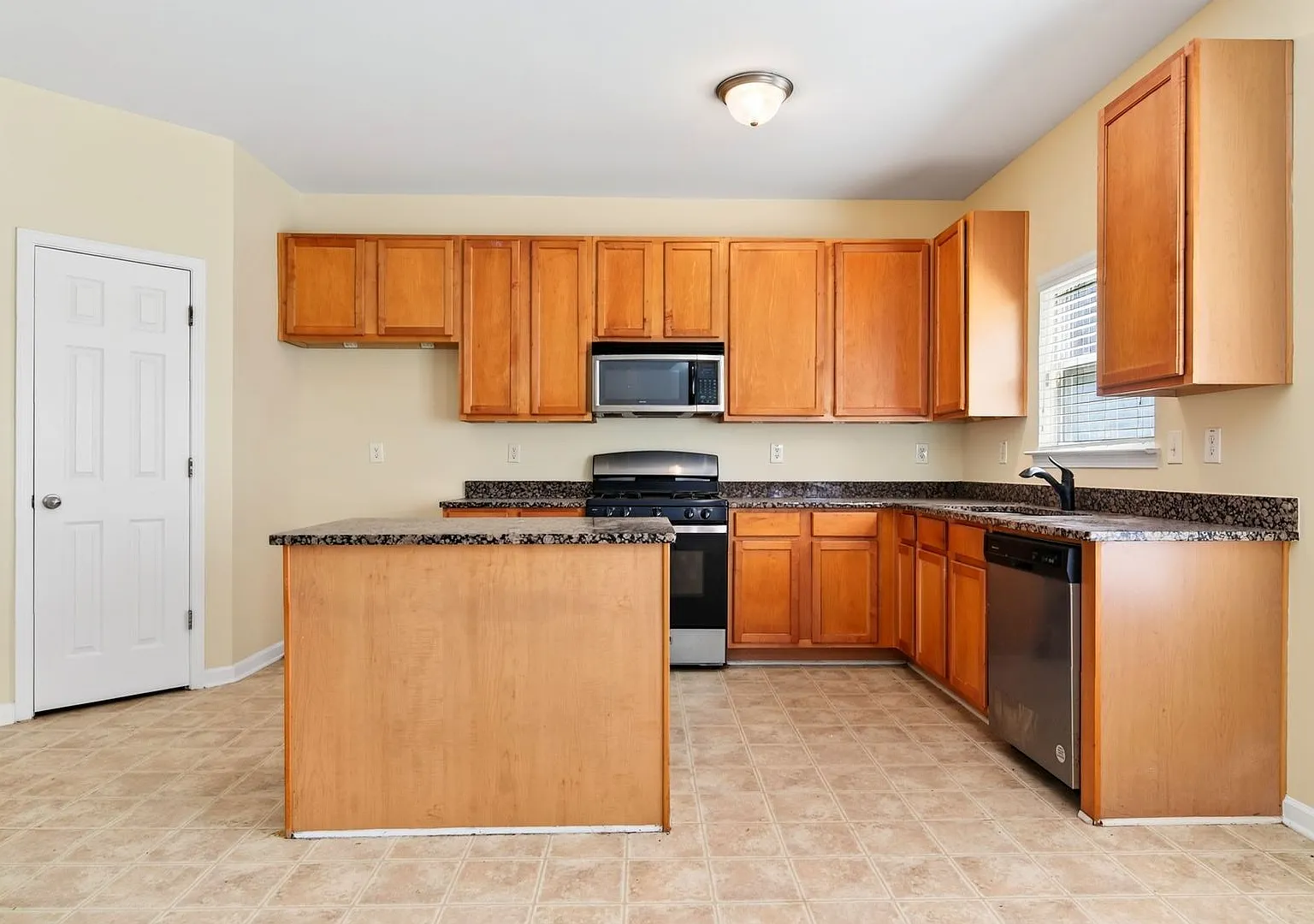 Beautiful Five Bedroom in Fairburn! — Photo 4