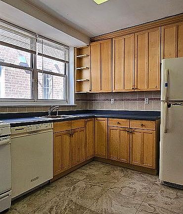 3rd image of 2357 E 28th St Floor 1