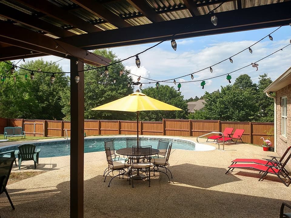 Amazing Fenced Pool Area!