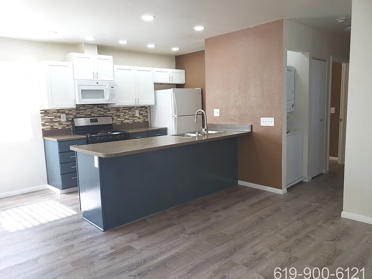 1261 Victor St #10 — Photo 3