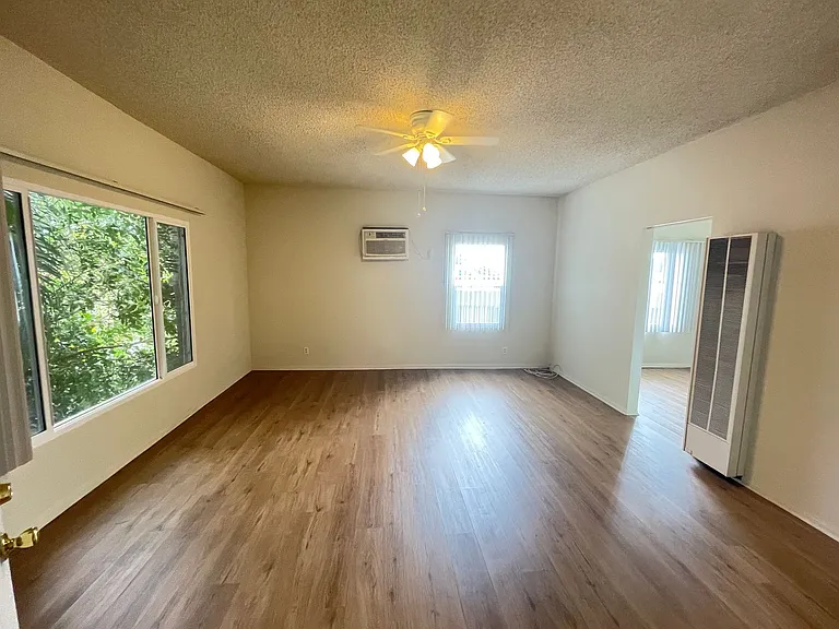 515 E Valencia Ave — Photo 2