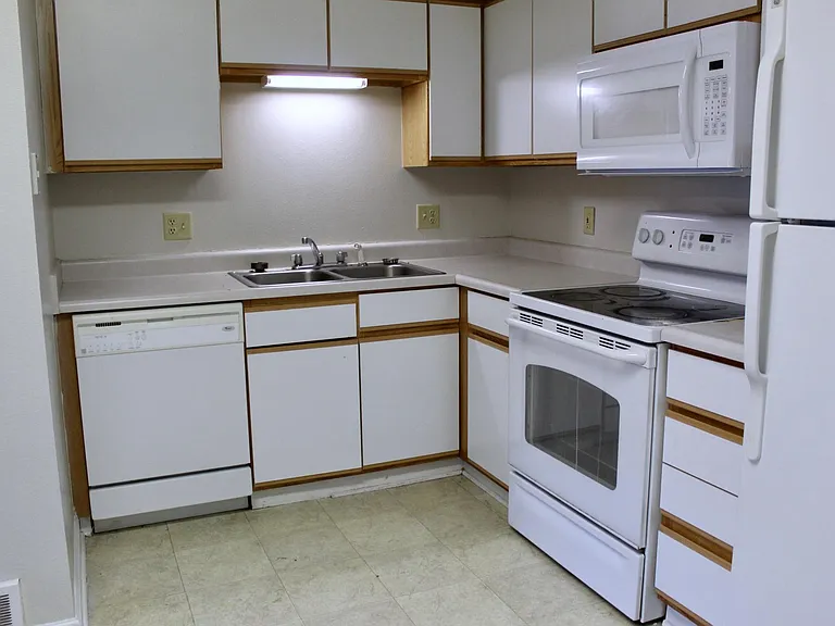 Kitchen, appliances included