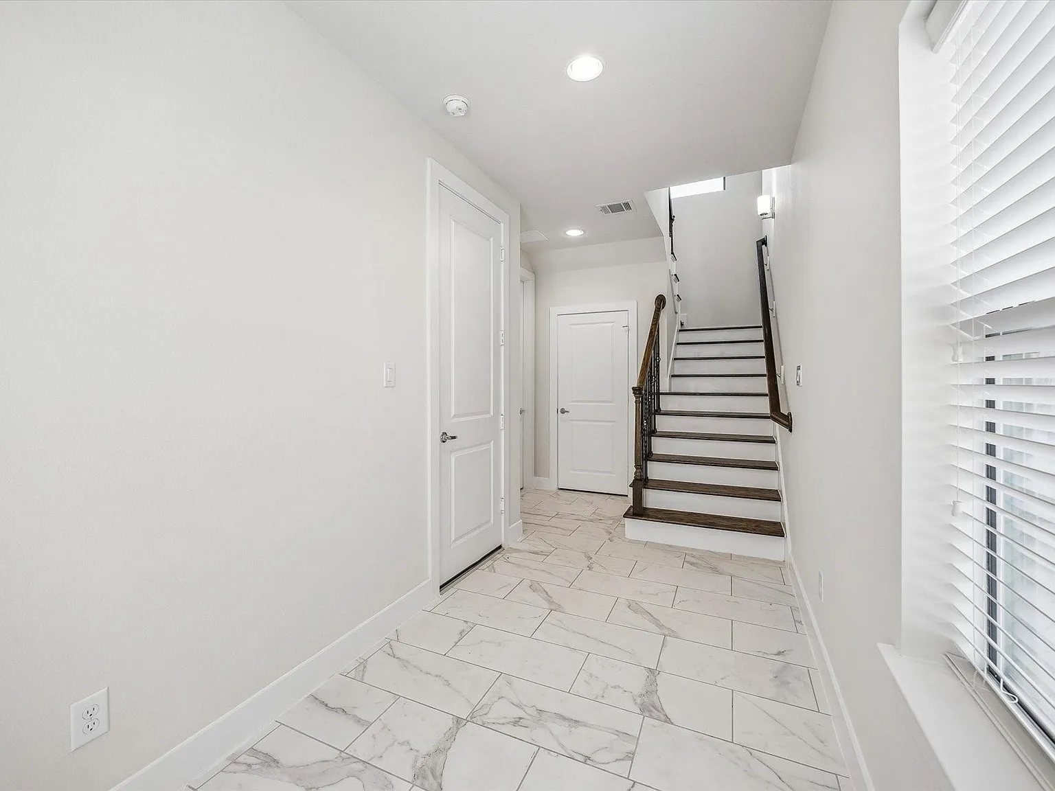 3 bed, 3.5 bath, 2172 sqft, $3,200 — Photo 3