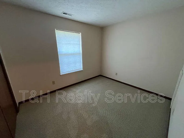 4 Village Pkwy — Photo 9