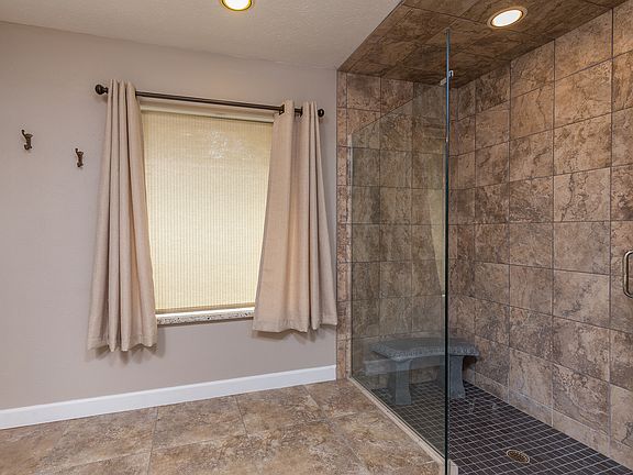 5th image of 2816 Pine Club Dr