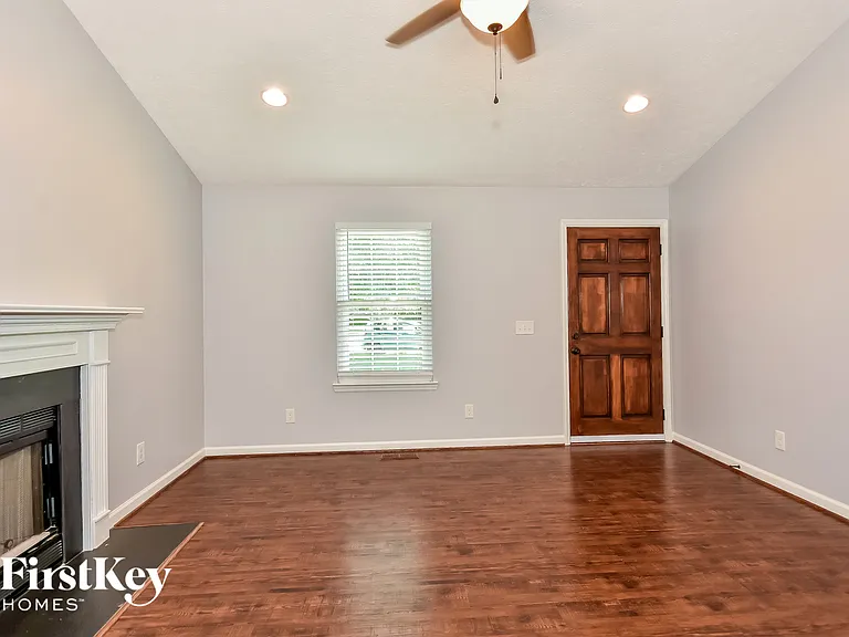 418 Silver Springs Ln — Photo 2