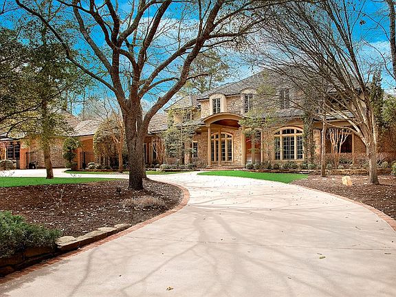 This English Cotswold Texas-sized cottage offers all of the comfort and elegance you need!