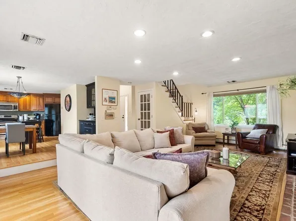 96 Bridge St, Medfield, MA 02052