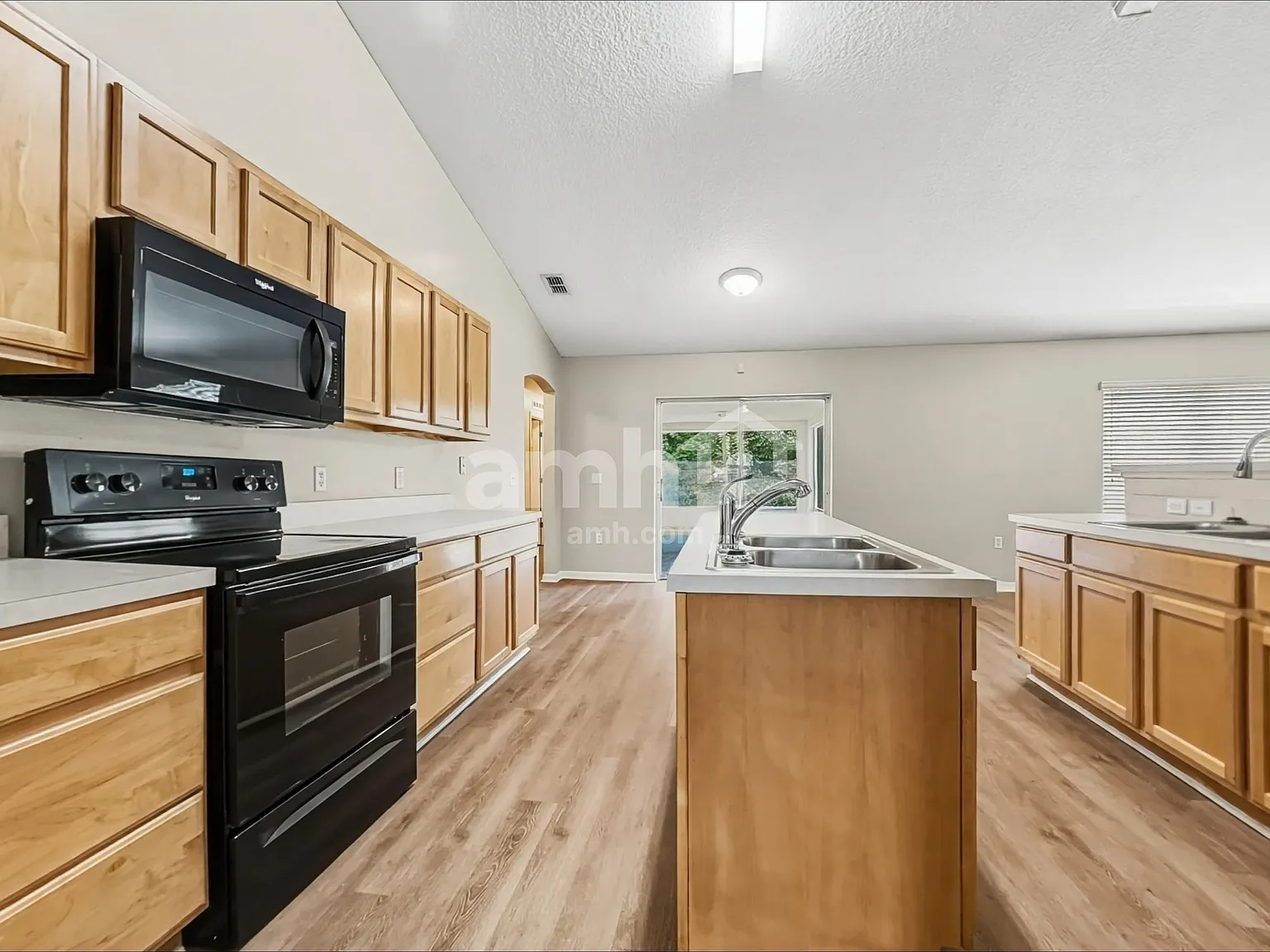 4 bed, 2.0 bath, 2256 sqft, $2,215 — Photo 3