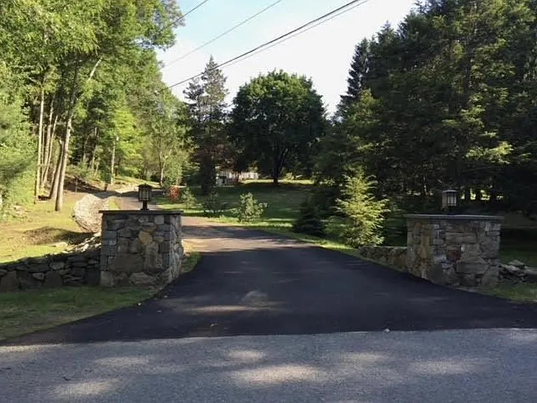 11 Old Greenville Rd — Photo 3
