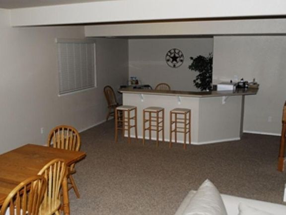 Great Rec Room w/ wetbar