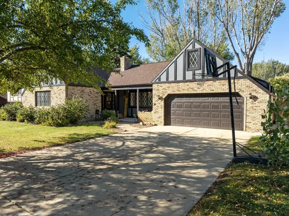 1714 11th St SW, Minot, ND 58701