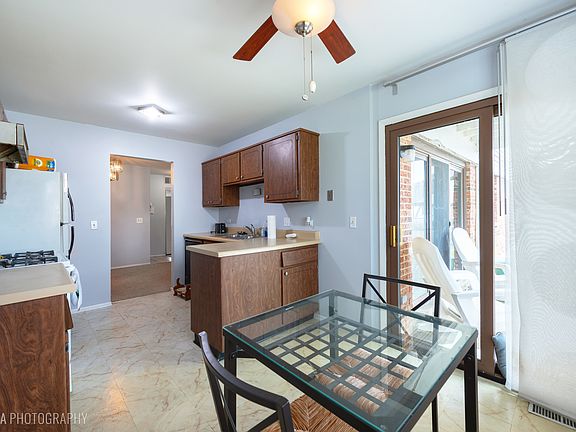 3rd image of 322 Woodbury Ct #1A