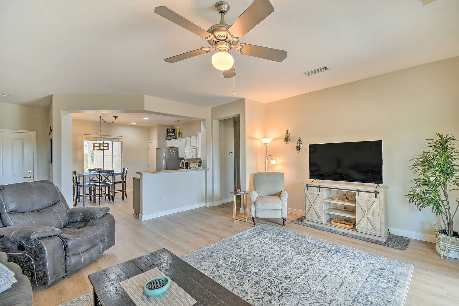 3 bed, 2.0 bath, 1399 sqft, $2,806 — Photo 2