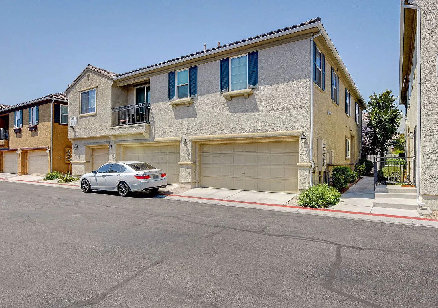 Stunning 3 Bedroom 2.5 Bath Condo! — Photo 3