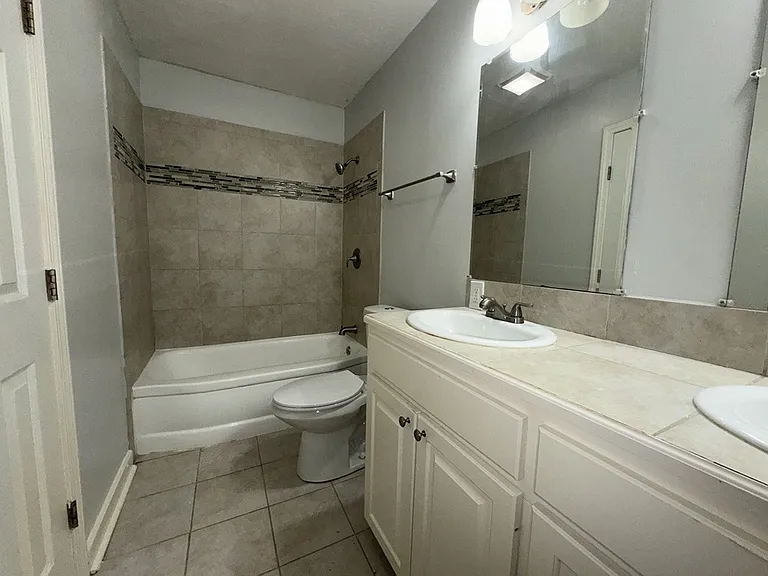 304 Colonial Cir — Photo 7