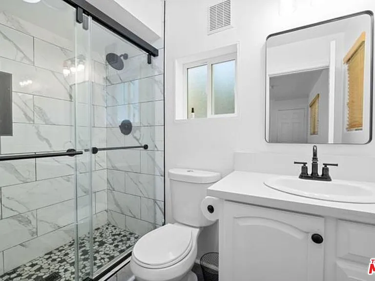 993 Cameron Dr — Photo 17
