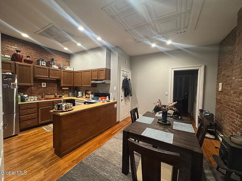 3rd image of 208 Elm Street
