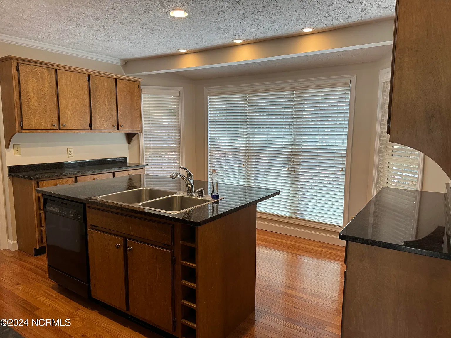 3 bed, 3.5 bath, 2390 sqft, $2,350 — Photo 4