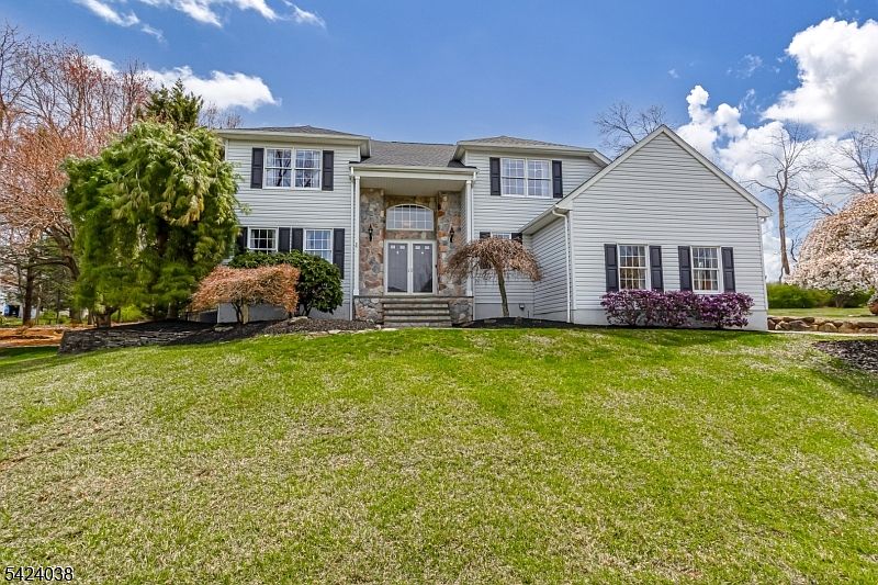 1st image of 25 Tamarack Dr