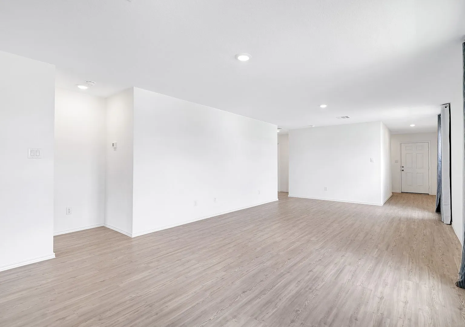 Elegant Corner Lot Home in Desirable Silos Community — Photo 4