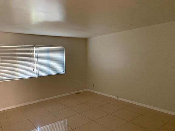 3rd image of 4827 Agnes Ave