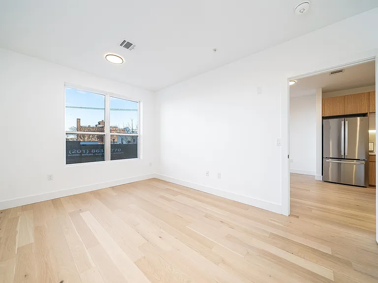 649 38th St #211 — Photo 15