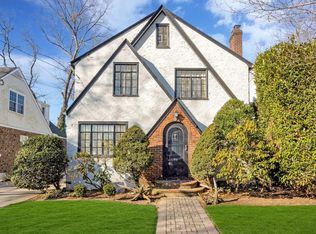 98 Chestnut Ave, Floral Park, NY 11001