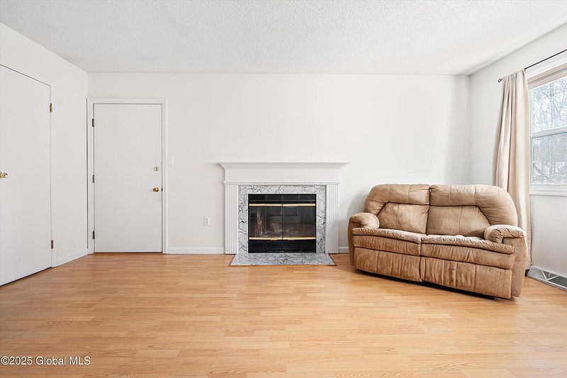 4th image of 739 Burgoyne Avenue