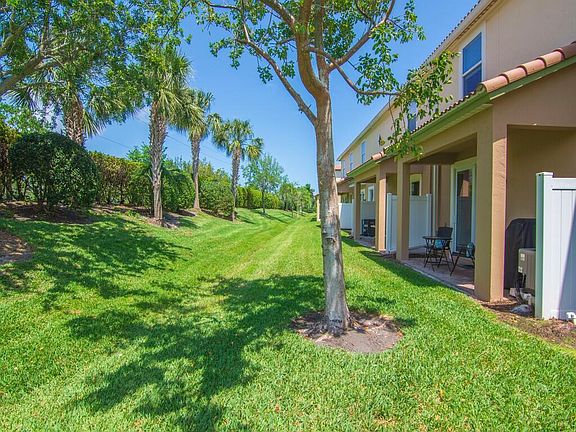 4th image of 1073 Normandie Way