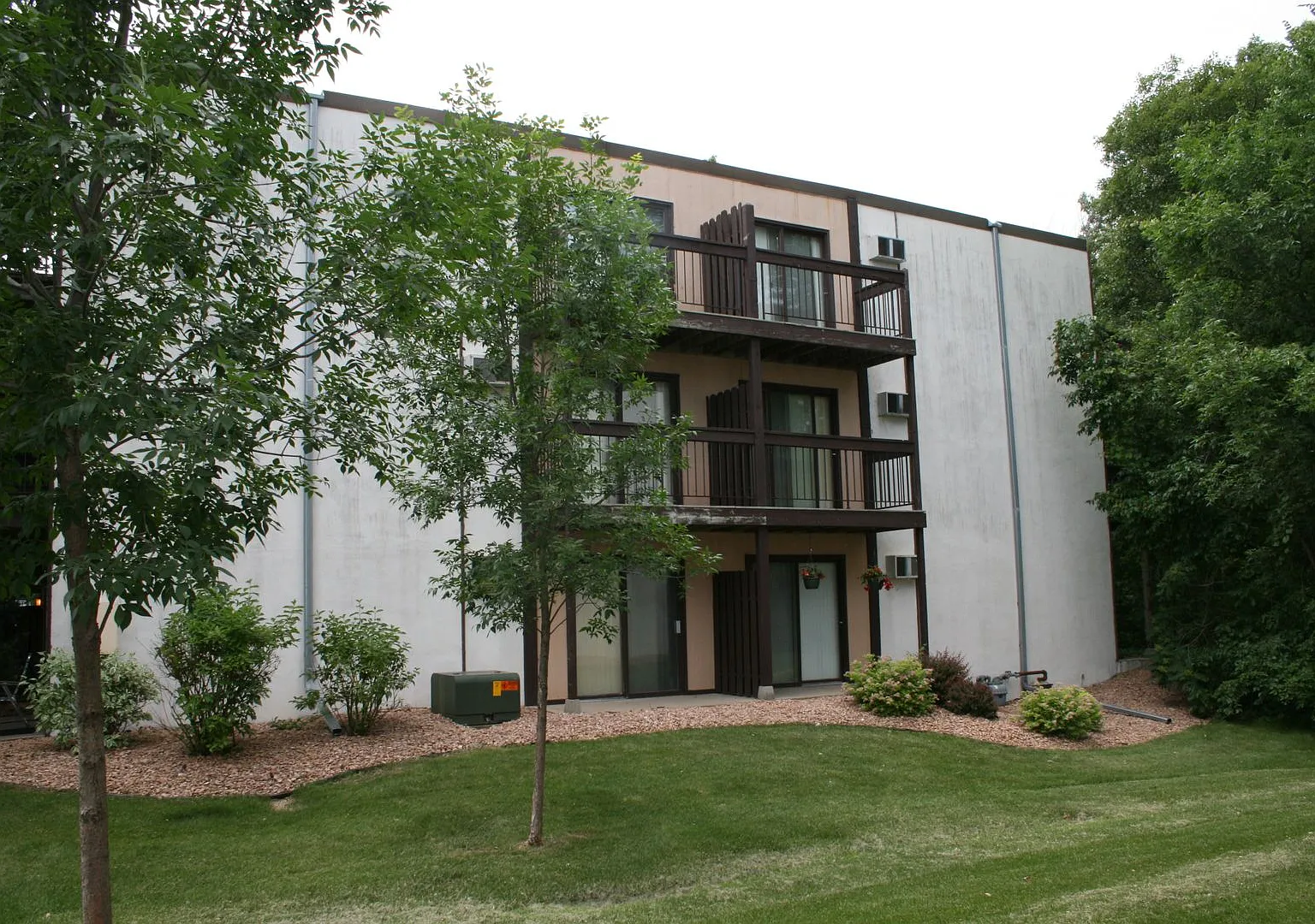 Cedar Pond Apartments - 7455 — Photo 3
