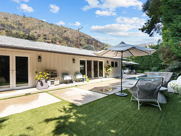 3286 Mandeville Canyon Rd — Photo 25