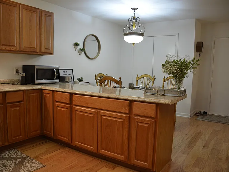 815 Ashlawn Pl — Photo 2