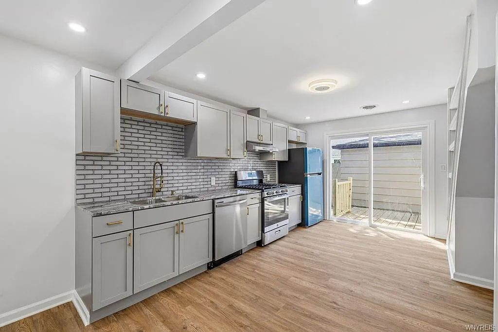 3 bed, 1100 sqft, $1,700 — Photo 2
