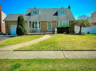 16 Garson Rd, Carle Place, NY 11514
