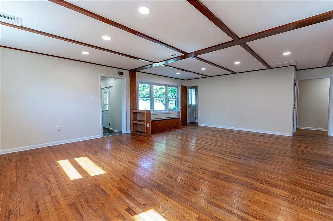 4 bed, 1.0 bath, 2808 sqft, $2,495 — Photo 3