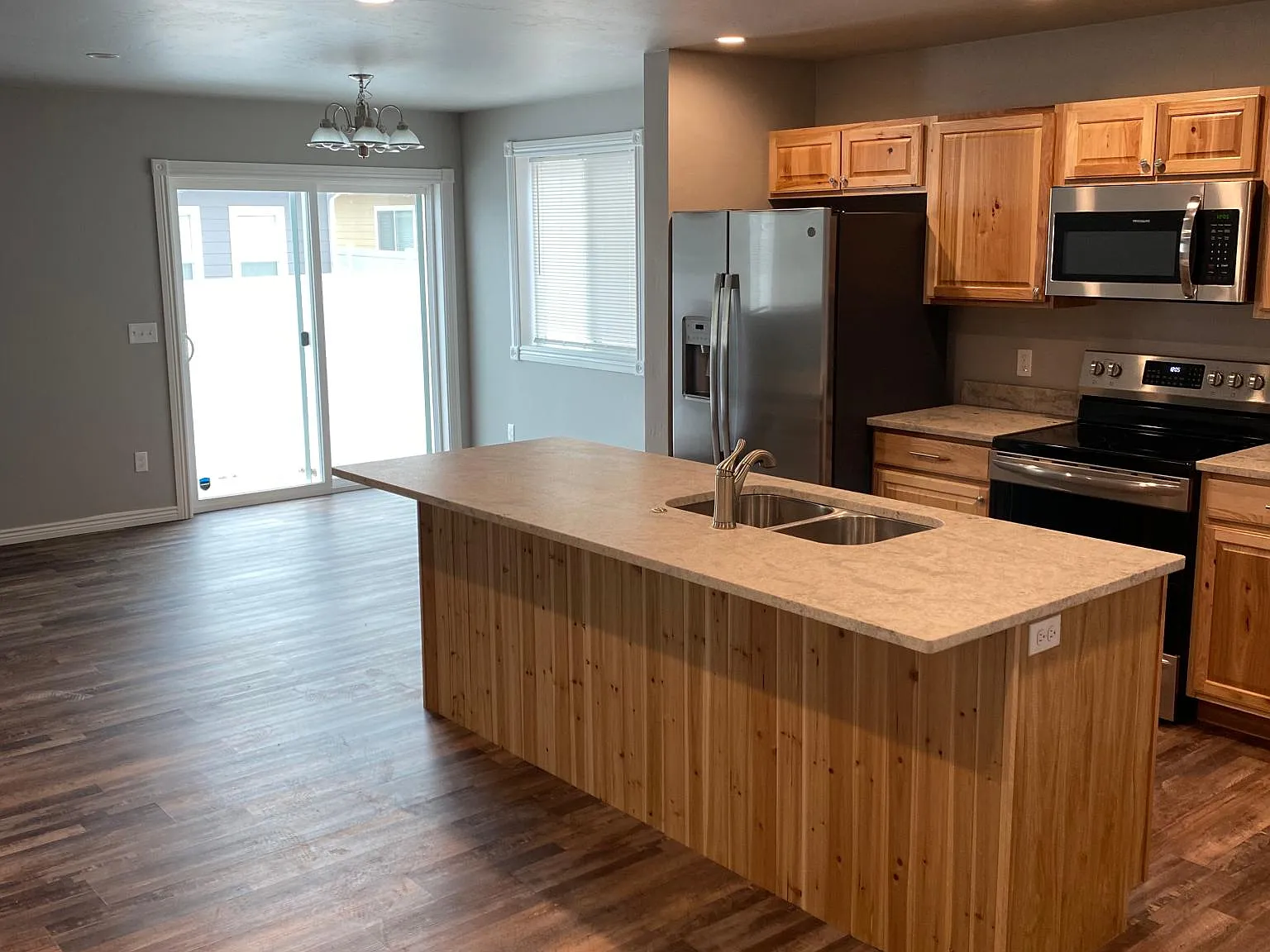 3 bed, 2.5 bath, 1550 sqft, $2,395 — Photo 2