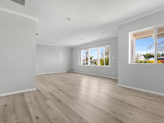 3rd image of 6254 Satsuma Ave