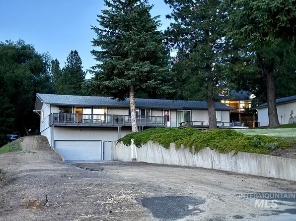 110 Lakeshore Dr, Cascade, ID 83611