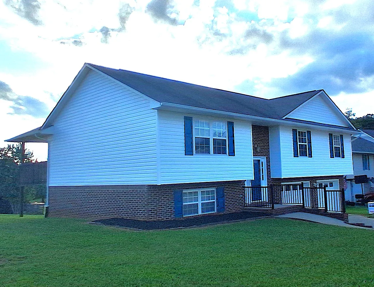 3 bed, 2.5 bath, 1930 sqft, $1,800 — Photo 1