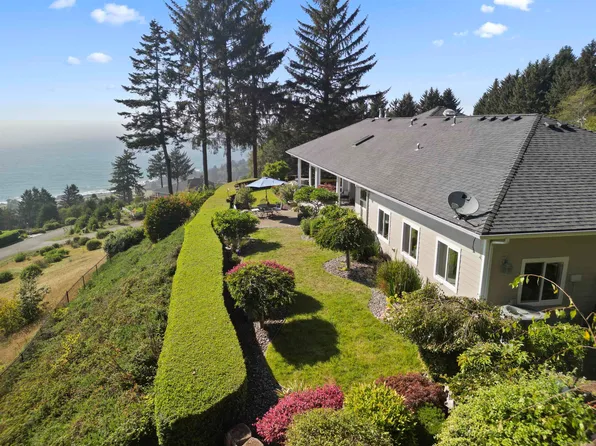 129 Compass Ct, Smith River, CA 95567