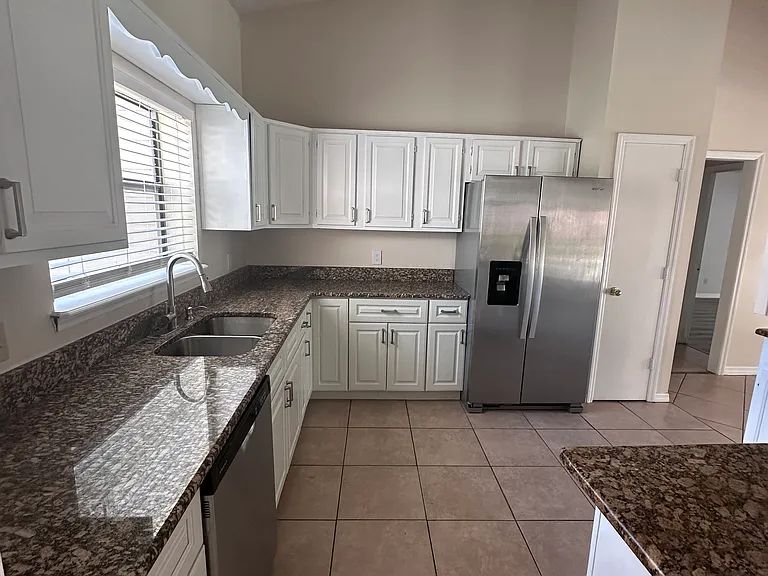 700 Columbus Way — Photo 2